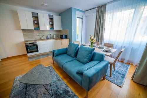 诺维萨德Kedar apartment的客厅配有蓝色的沙发和桌子