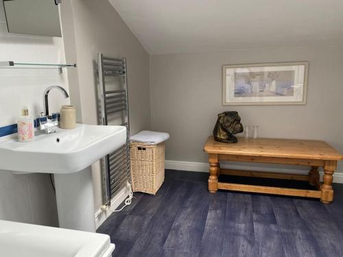 Kitty’s Place, Apartment, Eden Valley, Cumbria的一间浴室