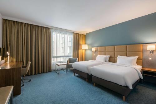 克拉科夫克拉科夫丽笙大酒店的酒店客房配有两张床和一张书桌