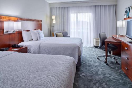 卡梅尔印第安纳波利斯-卡梅尔万怡酒店的酒店客房配有两张床和一张书桌
