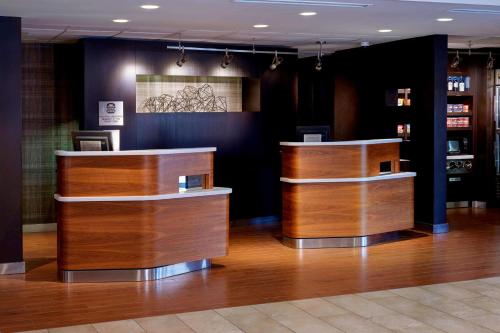 堪萨斯城Sonesta Select Kansas City Airport Tiffany Springs的一间设有木柜台的理发店