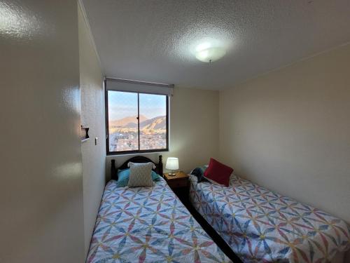科皮亚波Atacama Valley 03的小房间设有两张床和窗户