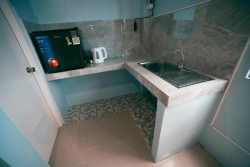 卢塞纳HK Hotel Kbartolo的小型客房内设有带水槽的小厨房