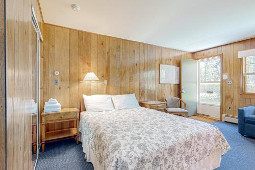 AltonKing Birch Lake Homes的一间卧室配有一张床、一张桌子和一把椅子