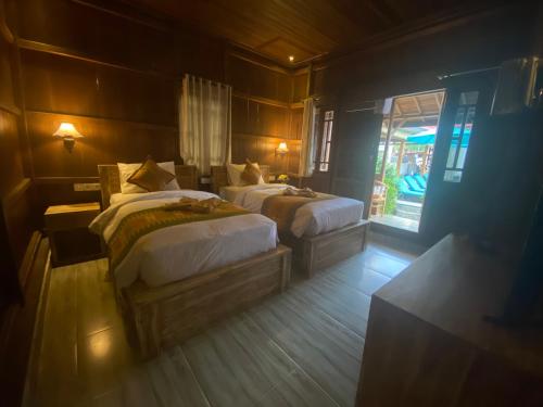 珀尼达岛Grand Cory的一间卧室设有两张床和窗户。