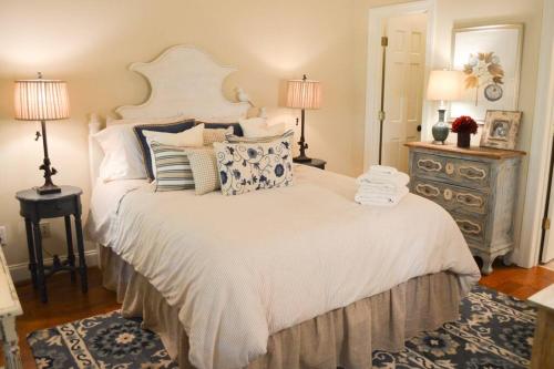 贾斯珀Cozy Cottage in Big Canoe的卧室配有带枕头的大型白色床