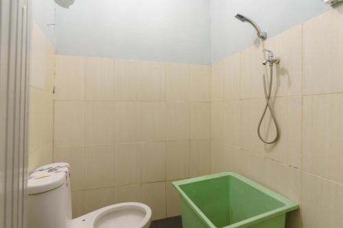 Asokatama Residence Syariah Mitra RedDoorz的一间浴室