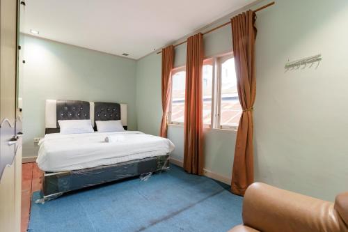 巴东Asokatama Residence Syariah Mitra RedDoorz的一间卧室设有一张床和一个窗口
