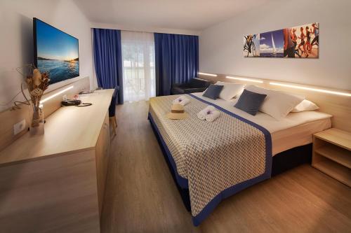 安卡兰赛德拉别墅 - 亚德里亚安卡拉酒店加度假胜地的一间酒店客房,房内配有一张大床