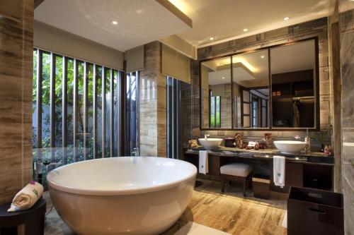 重庆重庆北碚悦榕庄的一间带两个盥洗盆和大浴缸的浴室