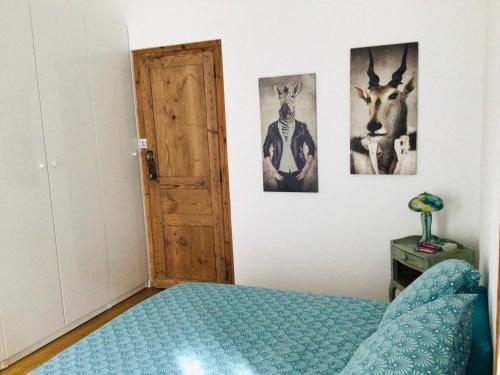 尼姆L’Authentique situé à 10 m des Arènes de Nîmes的卧室配有一张床,墙上挂有动物图片