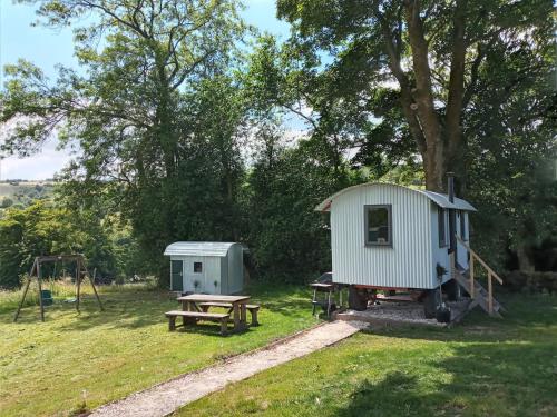 Upper Elkstoneorchard meadow shepherd huts leek-buxton-ashbourne的小屋、野餐桌和游乐场