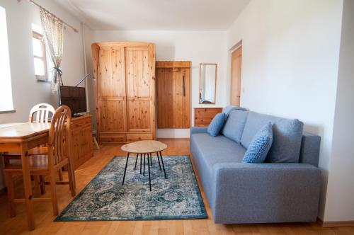 霍尼普拉纳Villa Maya的客厅配有蓝色的沙发和桌子