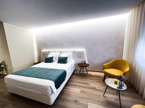 蓬德利马山坡旅馆的配有一张床和一把椅子的酒店客房
