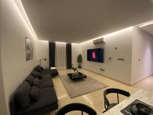 利雅德3 - Bedroom Apartment的带沙发和平面电视的客厅