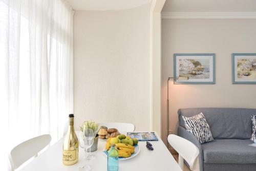 大加那利岛拉斯帕尔马斯拉斯坎特拉斯海滩公寓的一张桌子,上面放着一盘水果和一瓶葡萄酒