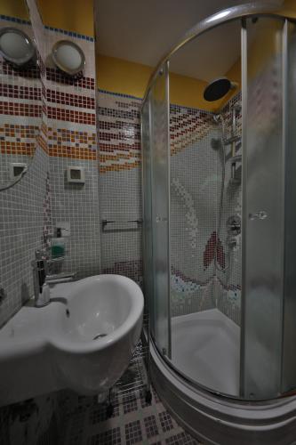 贝尔格莱德Luxurious apartment in Belgrade的一间带水槽和淋浴的浴室