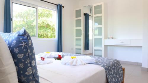 普拉兰Maison Marie-Jeanne的一间卧室配有带毛巾的床