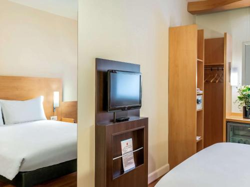 伊兹密尔伊兹密尔阿尔桑贾克宜必思酒店的配有一张床和一台平面电视的酒店客房