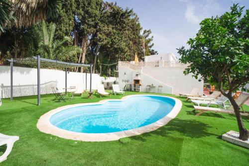 马贝拉Villa Costa Marbella的庭院中间的游泳池