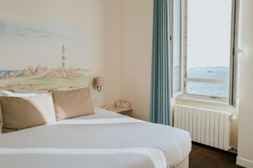 罗斯科夫Hôtel Aux Tamaris - Vue Mer的一间卧室设有一张大床和大窗户