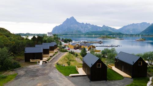 卡伯尔沃格Skårungen - Hotel, Cabins and Camping的享有村庄的空中湖景和山景