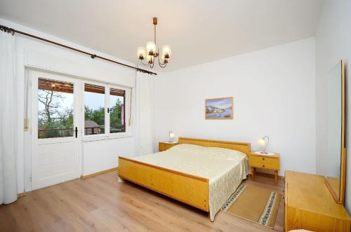 伊齐齐Apartments Mladen Jelica的一间卧室设有一张床和一个窗口