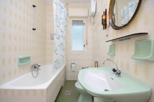 伊齐齐Apartments Mladen Jelica的一间带水槽、浴缸和卫生间的浴室