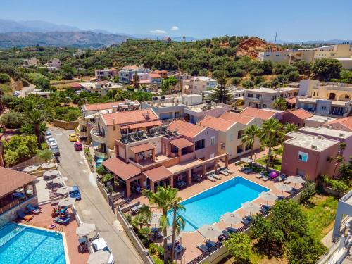加藤-达拉特索Theos Holidays Apartments的享有带游泳池的度假村的空中景致