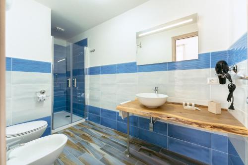 普罗奇达Lo Scuncino的一间带水槽、卫生间和镜子的浴室