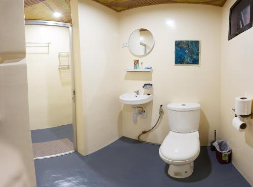 San FranciscoCamotes-Hidden-Huts的一间带卫生间和水槽的浴室