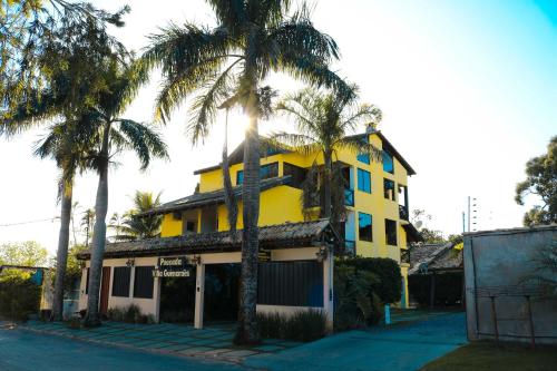 沙帕达-杜斯吉马朗伊斯望厦别墅吉马良斯旅馆的一座棕榈树的黄色建筑