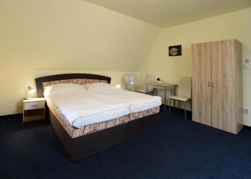 利贝雷茨武叶日喀酒店的一间卧室设有一张大床和两个床头柜