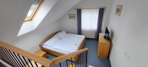 弗林布尔克维塔瓦酒店的小房间设有床和窗户
