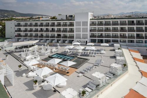 普拉亚登博萨Hotel Vibra Mare Nostrum的享有带游泳池和桌椅的建筑的空中景致