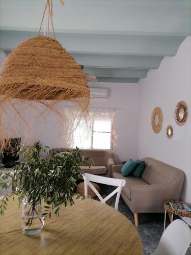 L'AldeaMasia Rosalia的带沙发和盆栽植物的客厅