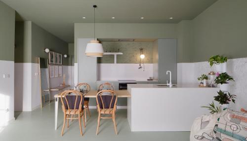 阿维莱斯Apartamento diseño Galiana 6 Avilés Asturias的厨房配有白色的柜台和椅子