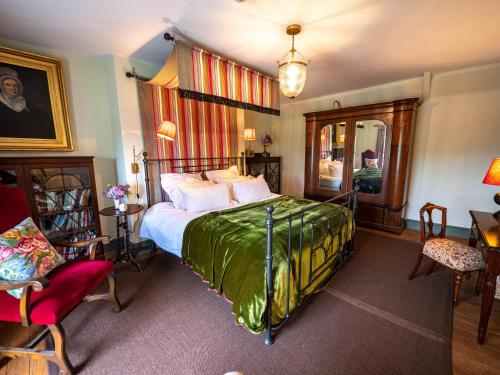 斯肯索普Sawcliffe Manor Country House with Spa, Free Parking, Catering, Self Checkin, Farmstay的卧室配有一张床和一张桌子及椅子