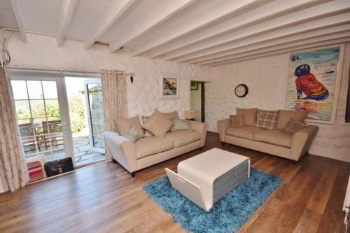 卡姆尔福德Mayrose Cottage, Charming Cornish Cottage for the perfect escape...的客厅配有两张沙发和一张桌子
