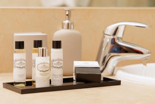 韦尔都勒博瓦尔度罗保度假酒店 的浴室柜台配有三瓶肥皂和水槽
