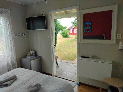 比克瑟尔克鲁克Kvarngården i Torp的一间卧室设有一张床,一扇门通往庭院
