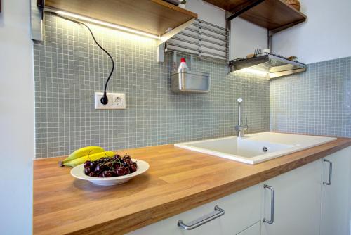 科孚镇Casa Rosina的厨房配有水槽和柜台上的一碗水果