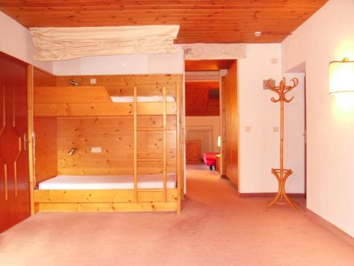 卡尔博宁维拉吉奥图瑞斯提科普隆酒店的客房设有带十字架的双层床。