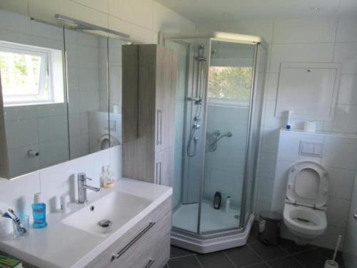 VigraAirbnb and Booking at Postvegen 95的带淋浴、盥洗盆和卫生间的浴室