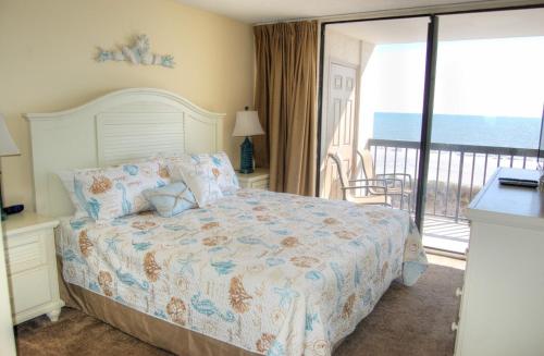 默特尔比奇Waterpoint II 402的一间卧室设有一张床和一个海景阳台