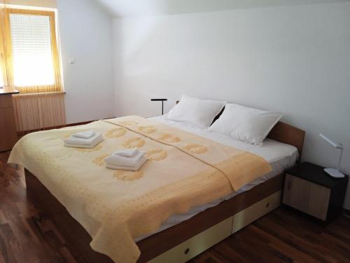 图尔达Casa Panoramic的一间卧室配有一张大床和毛巾