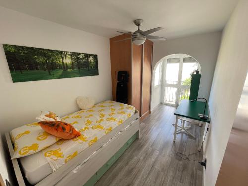 马力诺港Costa Hispania 230的一间卧室配有一张床和吊扇