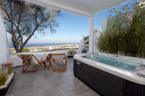 费拉Divino Suites的海景天井上的热水浴池