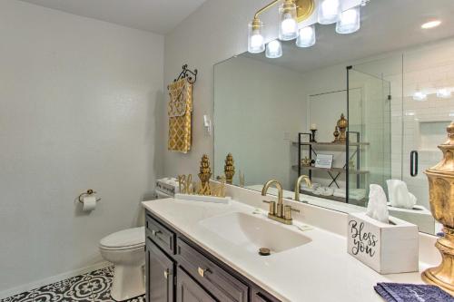 Grans Getaway - Peaceful Texas Retreat的一间带水槽、卫生间和镜子的浴室