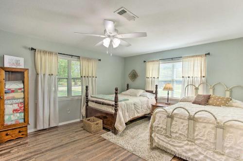 Grans Getaway - Peaceful Texas Retreat的一间卧室配有两张床和吊扇